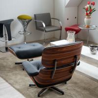 The Eames armchair and pouffe, a replica inspired by Charles Eames’ design, is available in wood, leather or fabric