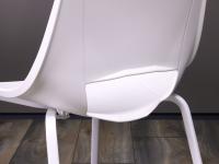 Dettaglio dello schienale forato, adatto per uno spostamento più agevole della sedia