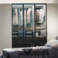 Ideal to store your favourite outfits, this innovative wardrobe with hinged doors can be considered both a useful and decorative element for the bedroom. Its moka shine integrated handle can be matched with a structure available in various finishes