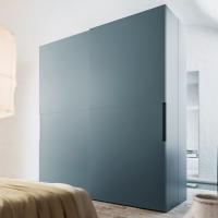 Layout sliding wardrobe with single-coloured door