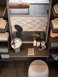 The shelves and cm d.51,5 desk create practical surface areas