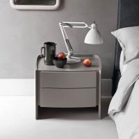 Amandla bedside table, detail of the vertical recess grip for an easy opening of the drawers