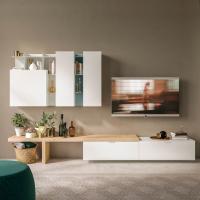 Wall system with wooden bench Plan 18; equipped with wall mounted low and high cabinets. Mix of handles and push-pull opening.