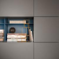 Pleasant combination of colour and material between the metal of the shelves and lacquered wood of the wall units