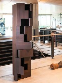 Libreria a colonna di design Lima: frontali in legno massello larice tinto moka