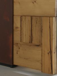 Dettaglio della finitura legno antico, abbinata a una struttura in laccato effetto Corten