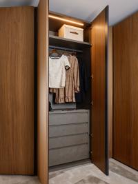 Wardrobe with full-height Utah handles, equipped with internal drawers, shelf and hanging rod (the latter two supplied as standard with each hinged module purchased)