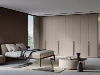 Armadio componibile con ante a soffietto Neptune Lounge in una camera con il letto Aries