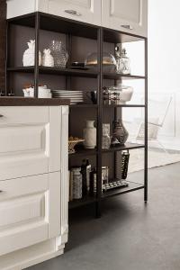 View of the half-column with chassis and metallic shelves: closeup of the column coordinated with the kitchen's furniture 