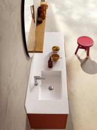 Vista dall'alto della vasca integrata al top in Tekor, una delle caratteristiche più riconoscibili del mobile bagno N104