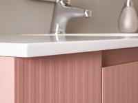 Meeting of the Mineralguss console washbasin and lacquered base. The sink protrudes 1,5 cm to the front