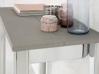 Detail of the Beton eco-mortar top with cement effect (chromed legs not available)