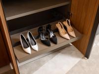 Pull-out shoe shelf with painted metal central crosspiece