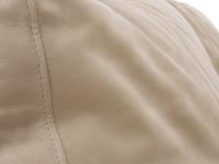 Dettaglio del cuscino di schienale con imbottitura in piuma d'oca e rivestimento in pelle Nabuk sabbia