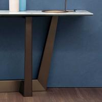Distinctive insert matching the metal base colour of the Art console by Bonaldo