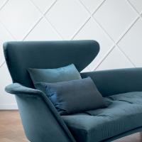 The backrest features two heights, creating a sense of movement
