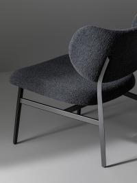 Dettagli della poltroncina Noor Lounge, che condivide con la sedia le stesse finiture e lavorazioni