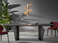 Flame table with wooden top with a pleasant 'suspended effect'.