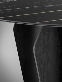 Ceramic stone and metal are perfectly matched thanks to the rounded lines of the Flame table