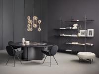 Tavolo con base centrale di design Mellow di Bonaldo, ideale in contesti minimalisti come nel caso del soggiorno raffigurato in foto