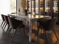Sala da pranzo con eleganti sedie Matilde con struttura in legno e fodera tessile tono su tono