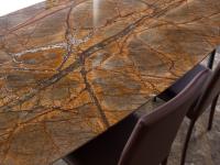 Vista del piano in marmo indiano Rainforest Brown