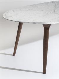 Detail of the top with variable thickness and canaletto walnut legs