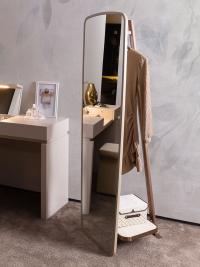Valet clothes stand with a mirror Leo, by Borzalino, with a wooden structure, brass details and sections upholstered in the fabric Reed