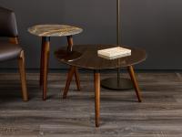 Coppia di tavolini Shield con gambe in legno Light Brow Oak e piano in marmo Port Laurent e vetro Bronze Golden Mesh