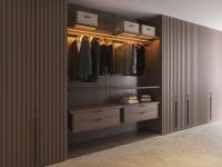 Horizon Lounge walk-in closet combined with hinged modules from the same collection for a functional and striking hybrid closet