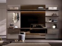 Horizon Lounge walk-in closet with shelves and hangers, in a combination of upholstered or mirrored boiserie backs
