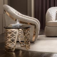 Round end table with marble top, ideal next to a refined sofa or an armchair