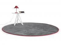 Anversa round rug in charcoal grey with ruby red edge