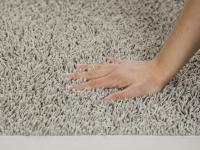 High pile rug with yarns with different thicknesses