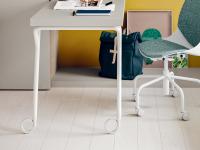 Almond desk with Diapason legs with casters