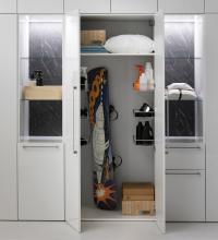 Oasis column cupboard with 1 internal shelf, equipped with optional laundry baskets