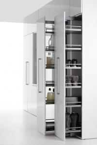 Oasis 45cm column cupboard with pull-out door and internal baskets