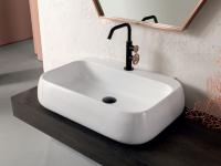 Dettaglio del lavabo tuttofuori SOAP+MIX, fornito di serie con il mobile bagno sospeso N93 Atlantic
