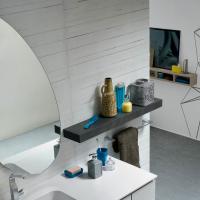 Customisable bathroom shelf combined with elements from the same collection