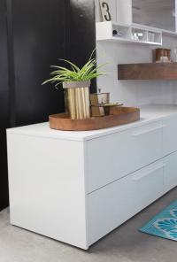 Zoom on the 4 drawers storage element in J0 white glossy lacquer