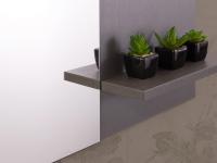 Le mensole lato specchiera del mobile bagno N97 Atlantic sono ideali per esporre piccoli soprammobili o l'oggettistica tipica della zona bagno
