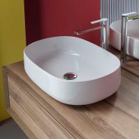 Close up of the Cognac 55 countertop washbasin in glossy white ceramic