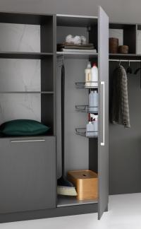 Door with 1 column cupboard equipped with 1 internal shelf, one rail, 5 broom holders and a set of 3 detergent baskets in chromed metal