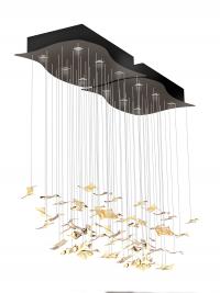 Lampada a soffitto con foglie sospese in ottone Manta Ray di Cantori - Vista tre quarti di due moduli accostati.