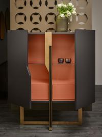 Mirage tall lacquered cupboard with cross base - detail of the inside