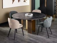 Raffinato abbinamento cromatico e materico delle sedie Shiba e del tavolo Mirage