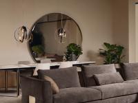Specchiera rotonda con cornice in acciaio Rodin di Cantori, complemento perfetto per un salotto elegante