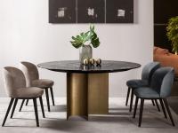 Tavolo moderno Mirage di Cantori, con basamento in lamiera d'acciaio piegata e bronzata