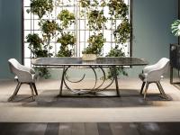 Tavolo fisso con base in metallo curvato Rodin di Cantori, disponibile con piano in marmo o in legno decorato