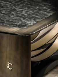 Particolare del bordo metallico del tavolo Rodin di Cantori, nella versione con piano in legno